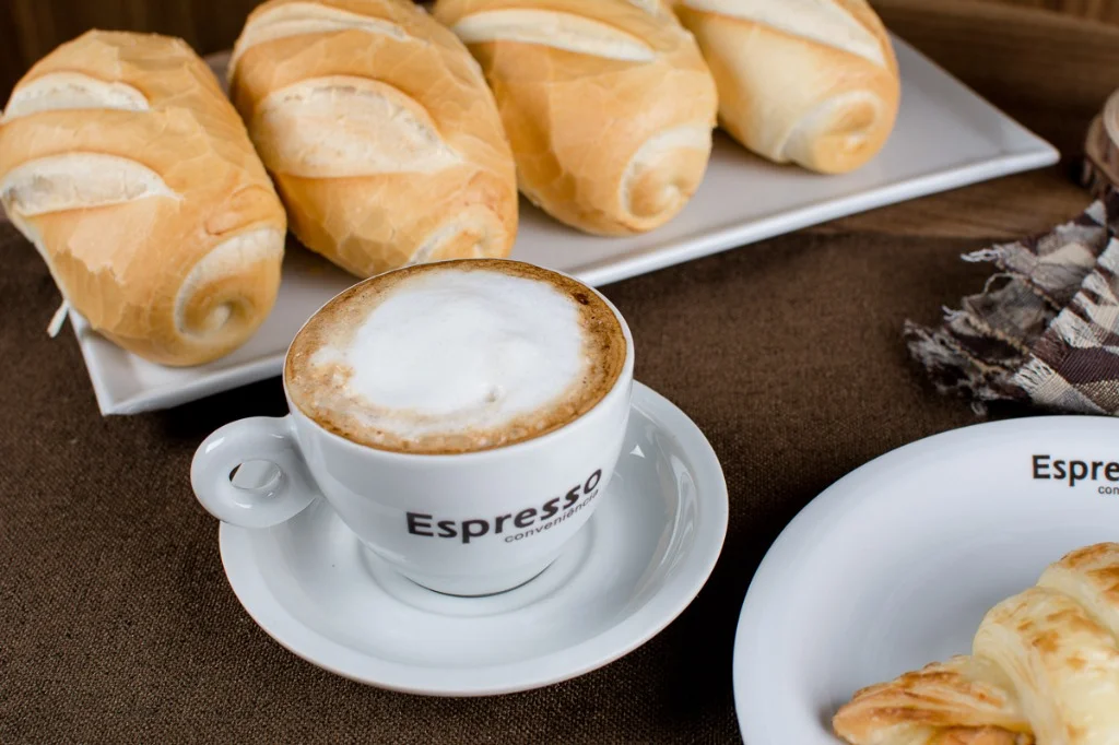 Café com crema aveludada e pães frescos na Espresso Conveniência